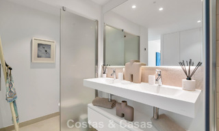Apartamento de lujo con vistas a la montaña y al mar, en venta en un complejo con un estilo de vida vanguardista en Fuengirola, Costa del Sol 782102 
