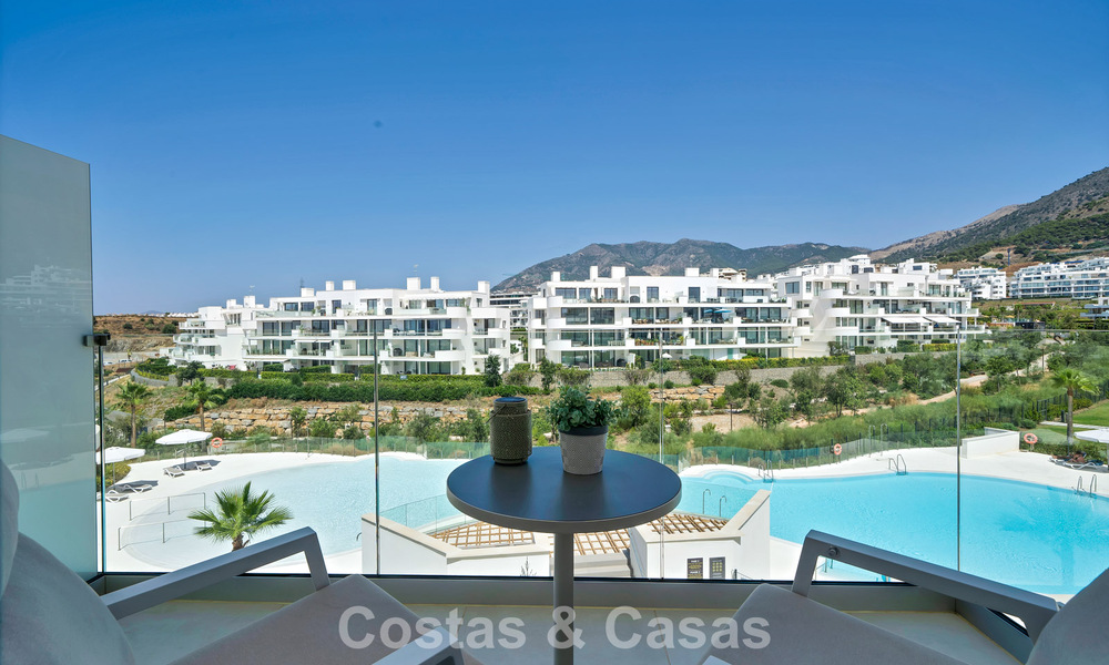 Apartamento de lujo con vistas a la montaña y al mar, en venta en un complejo con un estilo de vida vanguardista en Fuengirola, Costa del Sol 782103
