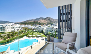 Apartamento de lujo con vistas a la montaña y al mar, en venta en un complejo con un estilo de vida vanguardista en Fuengirola, Costa del Sol 782104 
