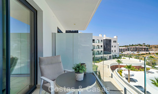 Apartamento de lujo con vistas a la montaña y al mar, en venta en un complejo con un estilo de vida vanguardista en Fuengirola, Costa del Sol 782105 