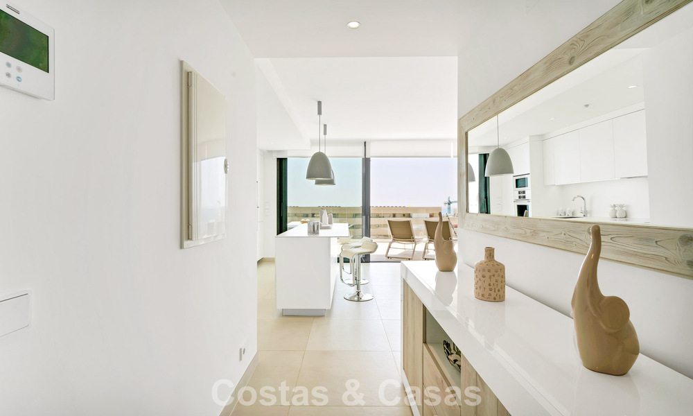 Apartamento de lujo con vistas a la montaña y al mar, en venta en un complejo con un estilo de vida vanguardista en Fuengirola, Costa del Sol 782106