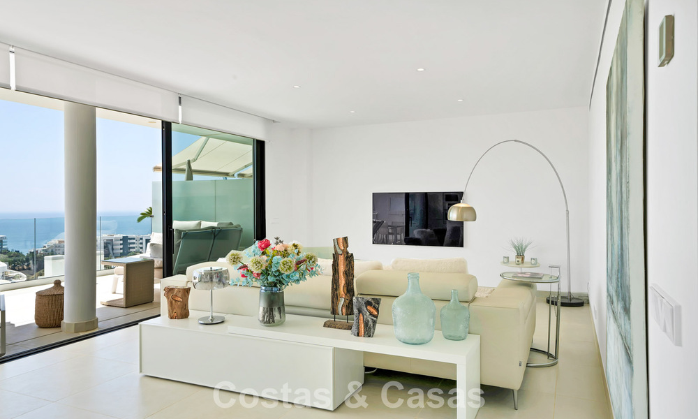 Apartamento de lujo con vistas a la montaña y al mar, en venta en un complejo con un estilo de vida vanguardista en Fuengirola, Costa del Sol 782107