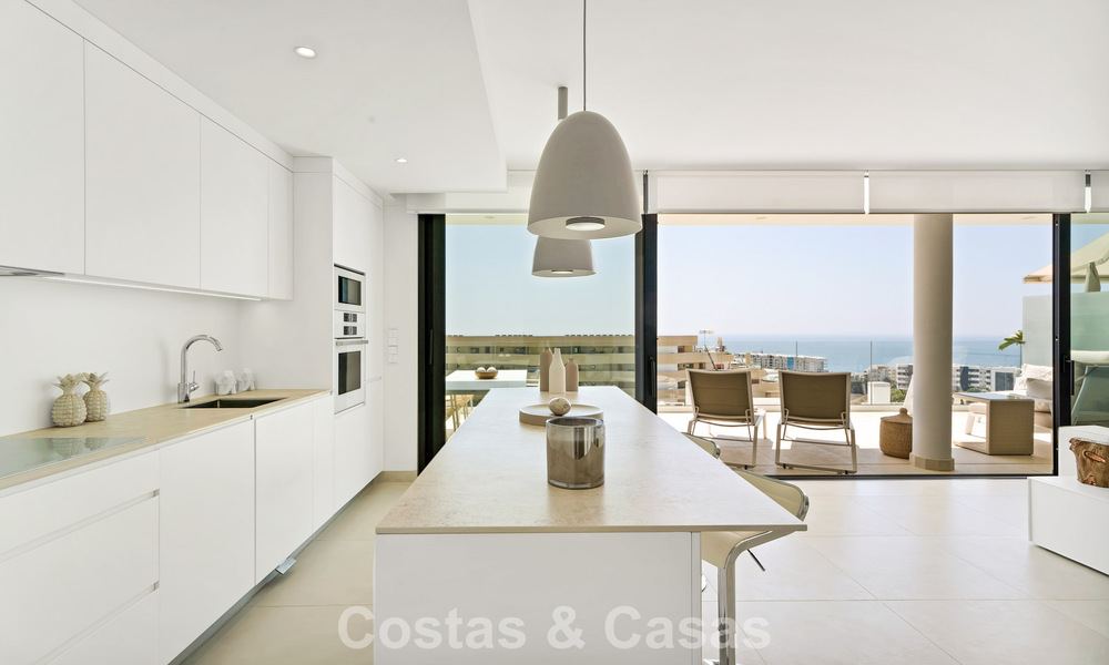 Apartamento de lujo con vistas a la montaña y al mar, en venta en un complejo con un estilo de vida vanguardista en Fuengirola, Costa del Sol 782108