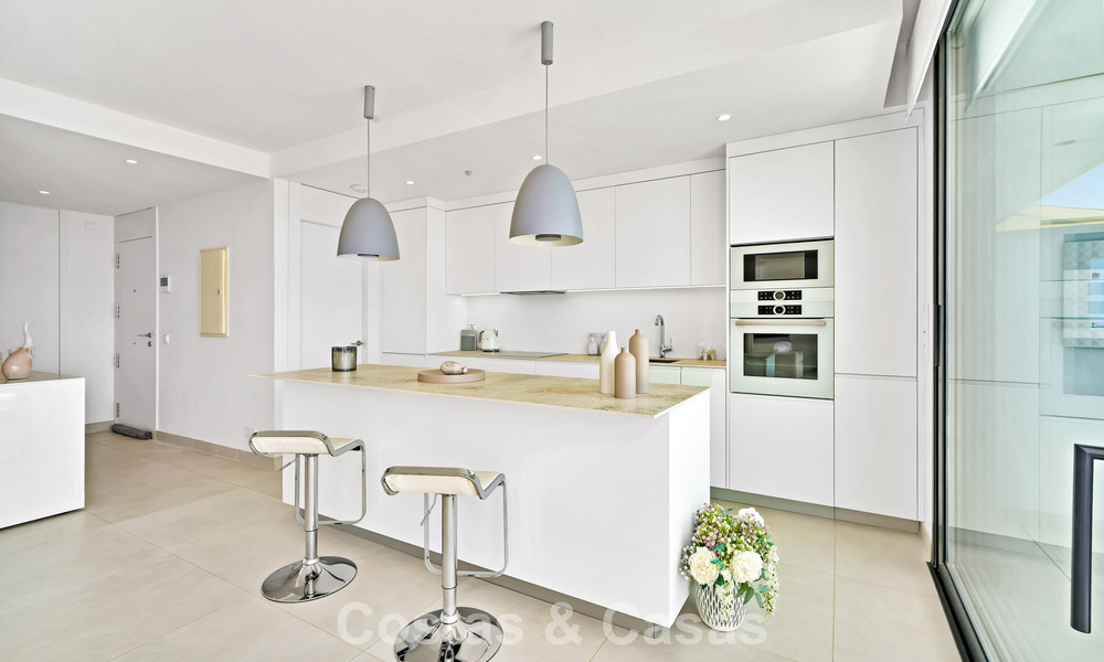 Apartamento de lujo con vistas a la montaña y al mar, en venta en un complejo con un estilo de vida vanguardista en Fuengirola, Costa del Sol 782109