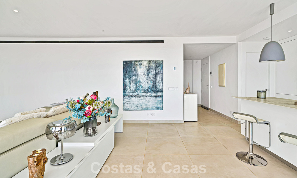 Apartamento de lujo con vistas a la montaña y al mar, en venta en un complejo con un estilo de vida vanguardista en Fuengirola, Costa del Sol 782110