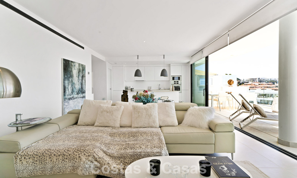 Apartamento de lujo con vistas a la montaña y al mar, en venta en un complejo con un estilo de vida vanguardista en Fuengirola, Costa del Sol 782111