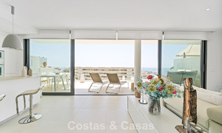 Apartamento de lujo con vistas a la montaña y al mar, en venta en un complejo con un estilo de vida vanguardista en Fuengirola, Costa del Sol 782112 