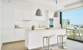 Apartamento de lujo con vistas a la montaña y al mar, en venta en un complejo con un estilo de vida vanguardista en Fuengirola, Costa del Sol 782113 