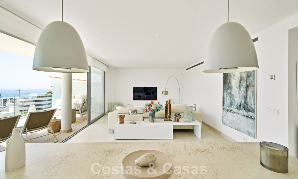 Apartamento de lujo con vistas a la montaña y al mar, en venta en un complejo con un estilo de vida vanguardista en Fuengirola, Costa del Sol 782115