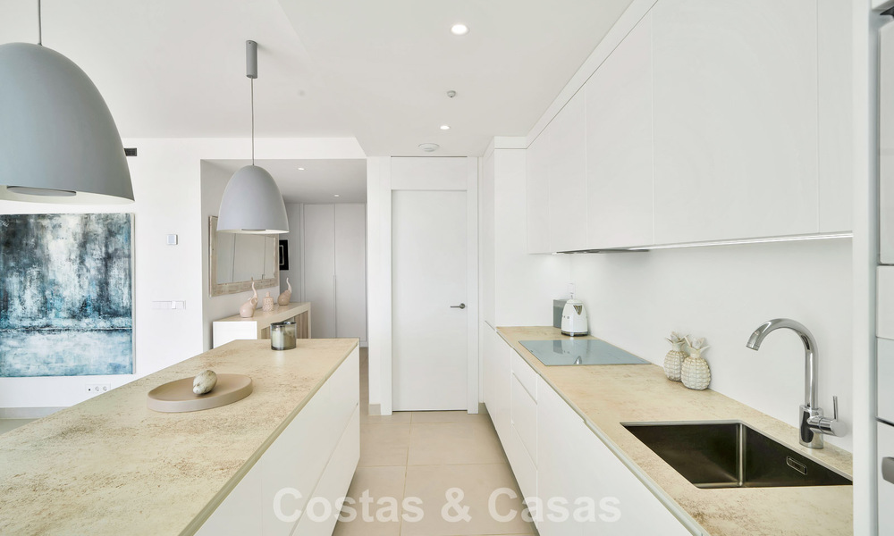 Apartamento de lujo con vistas a la montaña y al mar, en venta en un complejo con un estilo de vida vanguardista en Fuengirola, Costa del Sol 782116