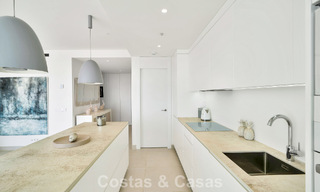 Apartamento de lujo con vistas a la montaña y al mar, en venta en un complejo con un estilo de vida vanguardista en Fuengirola, Costa del Sol 782116 