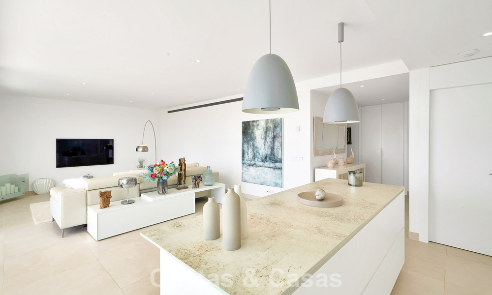 Apartamento de lujo con vistas a la montaña y al mar, en venta en un complejo con un estilo de vida vanguardista en Fuengirola, Costa del Sol 782117