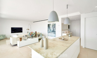 Apartamento de lujo con vistas a la montaña y al mar, en venta en un complejo con un estilo de vida vanguardista en Fuengirola, Costa del Sol 782117 