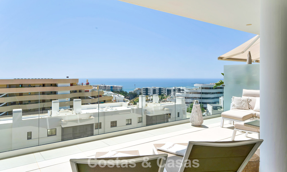 Apartamento de lujo con vistas a la montaña y al mar, en venta en un complejo con un estilo de vida vanguardista en Fuengirola, Costa del Sol 782118