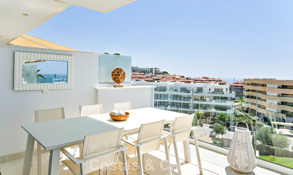 Apartamento de lujo con vistas a la montaña y al mar, en venta en un complejo con un estilo de vida vanguardista en Fuengirola, Costa del Sol 782119