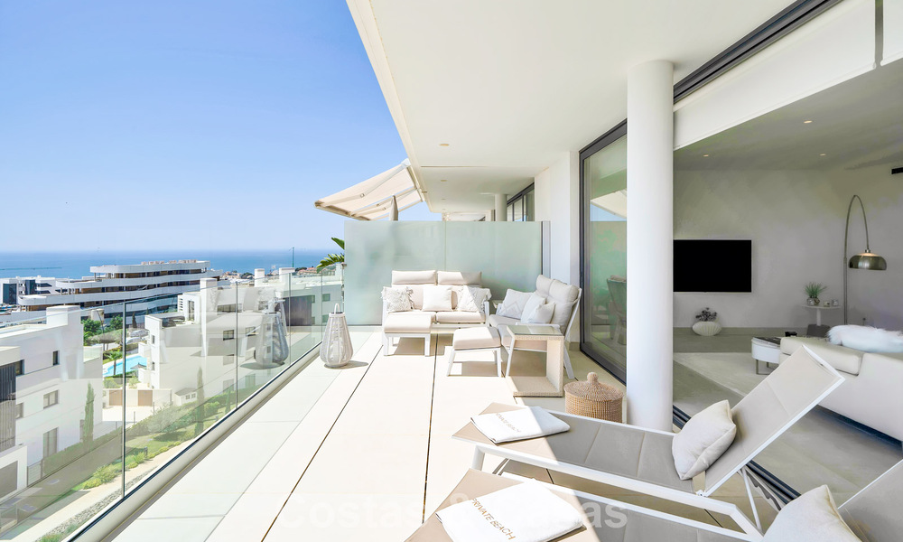 Apartamento de lujo con vistas a la montaña y al mar, en venta en un complejo con un estilo de vida vanguardista en Fuengirola, Costa del Sol 782120