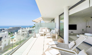 Apartamento de lujo con vistas a la montaña y al mar, en venta en un complejo con un estilo de vida vanguardista en Fuengirola, Costa del Sol 782120 