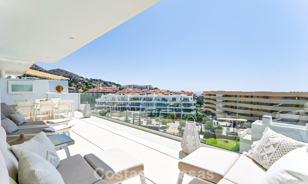 Apartamento de lujo con vistas a la montaña y al mar, en venta en un complejo con un estilo de vida vanguardista en Fuengirola, Costa del Sol 782121