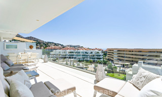 Apartamento de lujo con vistas a la montaña y al mar, en venta en un complejo con un estilo de vida vanguardista en Fuengirola, Costa del Sol 782121 