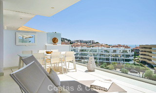 Apartamento de lujo con vistas a la montaña y al mar, en venta en un complejo con un estilo de vida vanguardista en Fuengirola, Costa del Sol 782123 