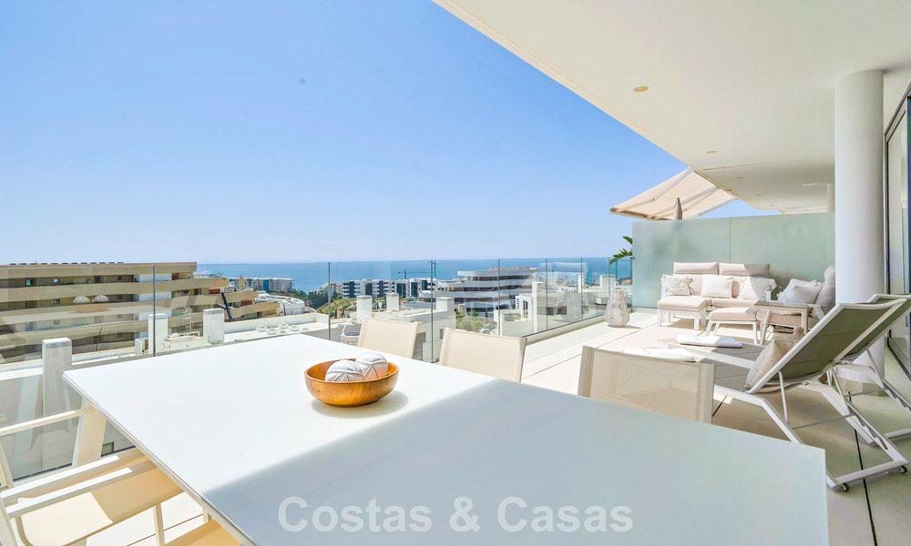 Apartamento de lujo con vistas a la montaña y al mar, en venta en un complejo con un estilo de vida vanguardista en Fuengirola, Costa del Sol 782124