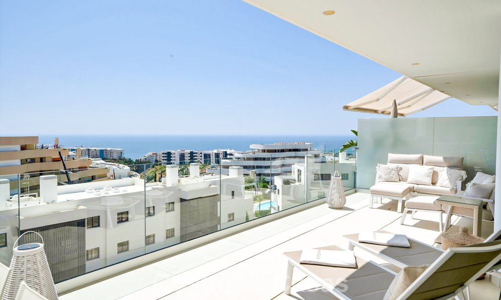Apartamento de lujo con vistas a la montaña y al mar, en venta en un complejo con un estilo de vida vanguardista en Fuengirola, Costa del Sol 782125