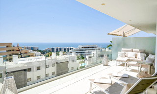 Apartamento de lujo con vistas a la montaña y al mar, en venta en un complejo con un estilo de vida vanguardista en Fuengirola, Costa del Sol 782125 