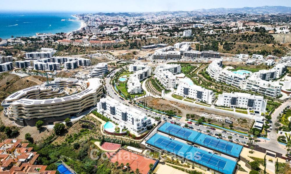 Apartamento de lujo con vistas a la montaña y al mar, en venta en un complejo con un estilo de vida vanguardista en Fuengirola, Costa del Sol 782126