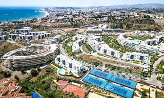 Apartamento de lujo con vistas a la montaña y al mar, en venta en un complejo con un estilo de vida vanguardista en Fuengirola, Costa del Sol 782126 