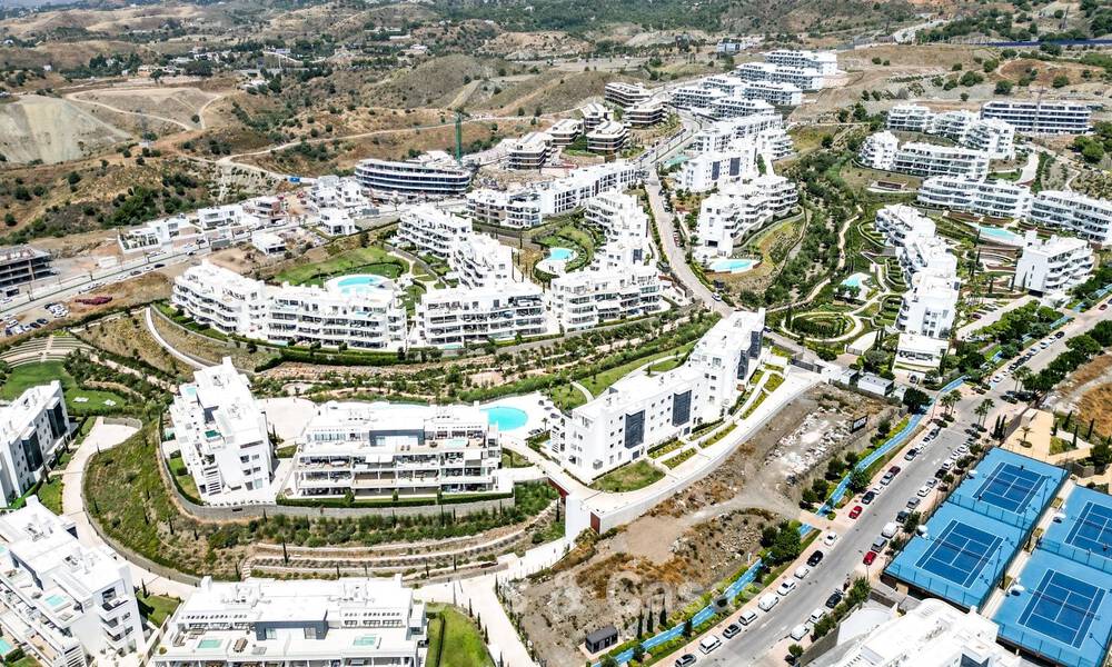 Apartamento de lujo con vistas a la montaña y al mar, en venta en un complejo con un estilo de vida vanguardista en Fuengirola, Costa del Sol 782127