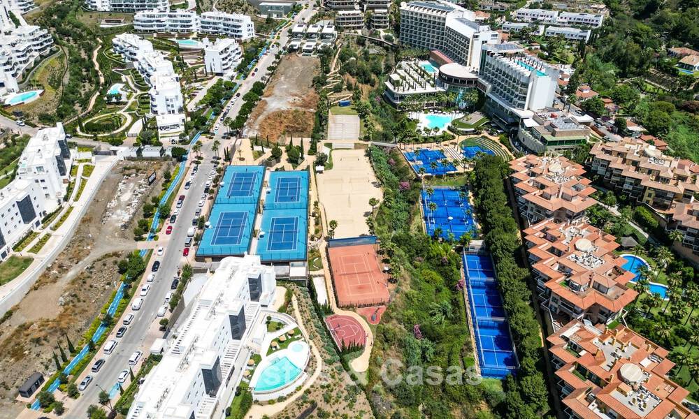 Apartamento de lujo con vistas a la montaña y al mar, en venta en un complejo con un estilo de vida vanguardista en Fuengirola, Costa del Sol 782128