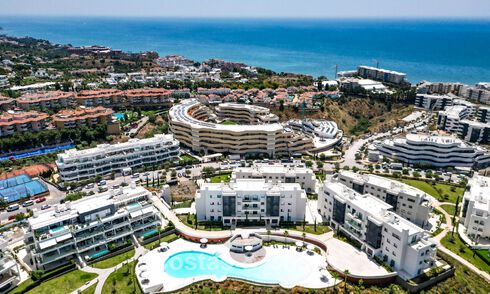 Apartamento de lujo con vistas a la montaña y al mar, en venta en un complejo con un estilo de vida vanguardista en Fuengirola, Costa del Sol 782129