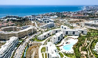 Apartamento de lujo con vistas a la montaña y al mar, en venta en un complejo con un estilo de vida vanguardista en Fuengirola, Costa del Sol 782130 