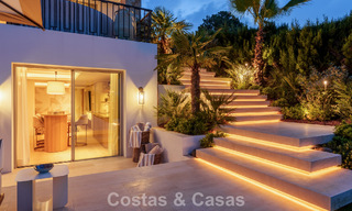 Villa de lujo elegantemente renovada y lista para entrar a vivir en el corazón del Valle del Golf de Nueva Andalucía, Marbella 783151 