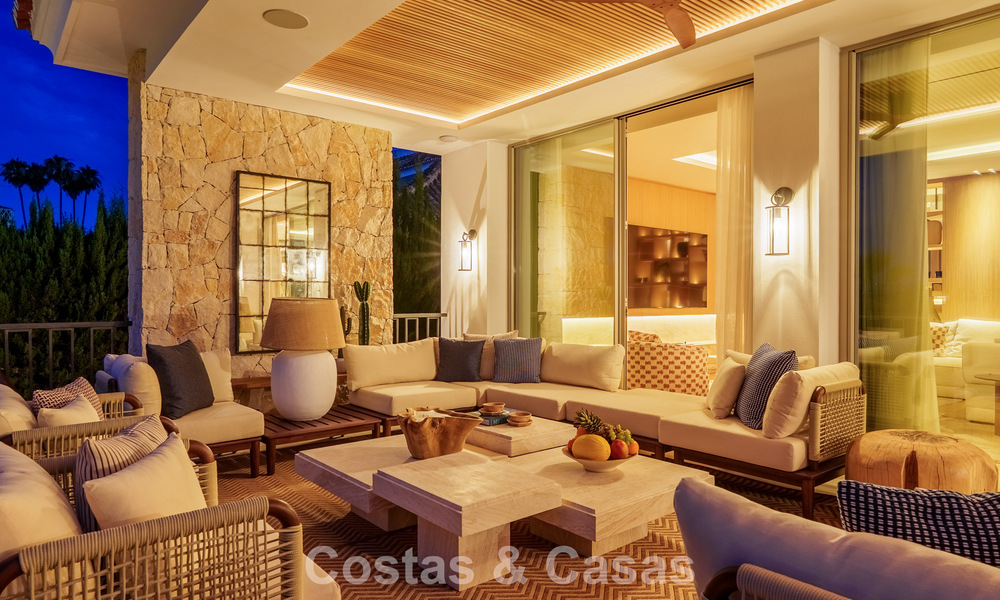 Villa de lujo elegantemente renovada y lista para entrar a vivir en el corazón del Valle del Golf de Nueva Andalucía, Marbella 783154