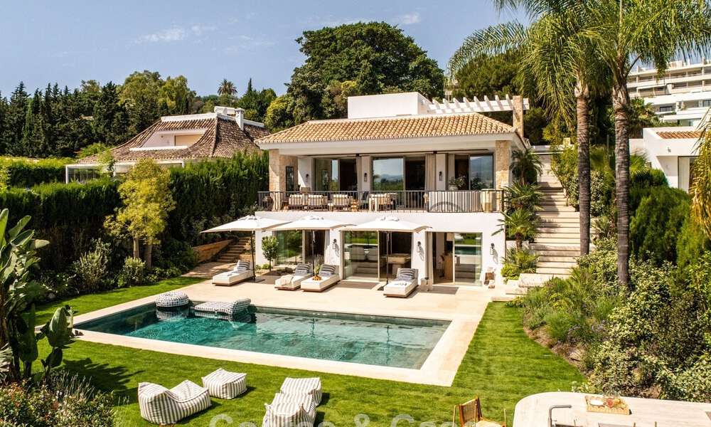 Villa de lujo elegantemente renovada y lista para entrar a vivir en el corazón del Valle del Golf de Nueva Andalucía, Marbella 783155