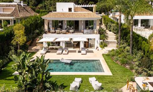 Villa de lujo elegantemente renovada y lista para entrar a vivir en el corazón del Valle del Golf de Nueva Andalucía, Marbella 783156