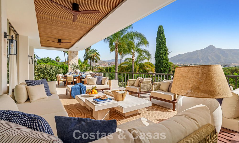 Villa de lujo elegantemente renovada y lista para entrar a vivir en el corazón del Valle del Golf de Nueva Andalucía, Marbella 783161