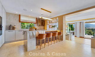 Villa de lujo elegantemente renovada y lista para entrar a vivir en el corazón del Valle del Golf de Nueva Andalucía, Marbella 783163 
