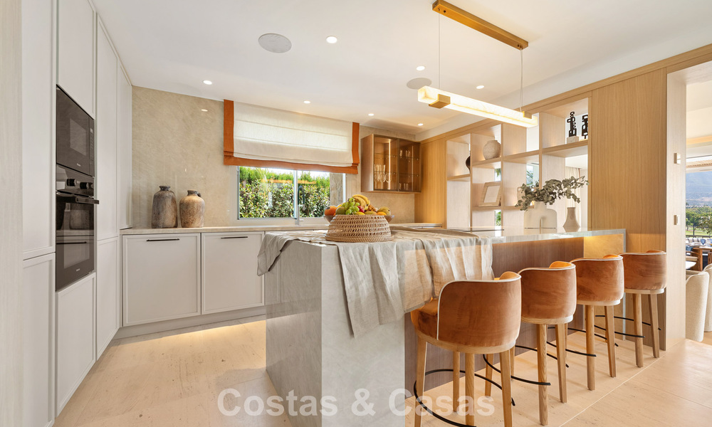 Villa de lujo elegantemente renovada y lista para entrar a vivir en el corazón del Valle del Golf de Nueva Andalucía, Marbella 783164