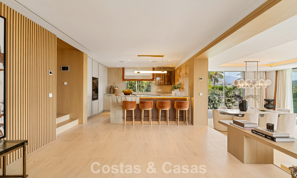 Villa de lujo elegantemente renovada y lista para entrar a vivir en el corazón del Valle del Golf de Nueva Andalucía, Marbella 783166