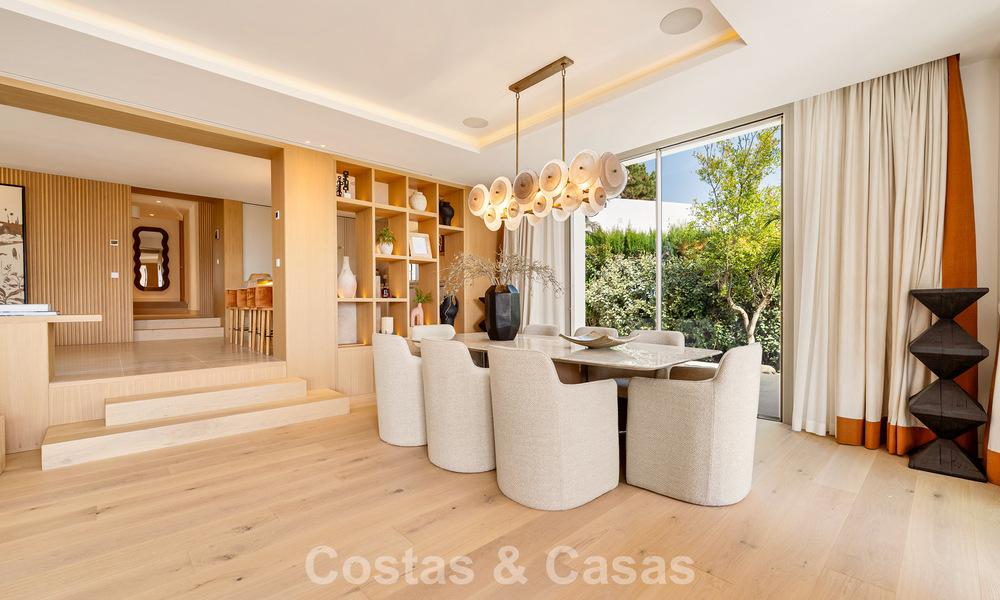 Villa de lujo elegantemente renovada y lista para entrar a vivir en el corazón del Valle del Golf de Nueva Andalucía, Marbella 783168