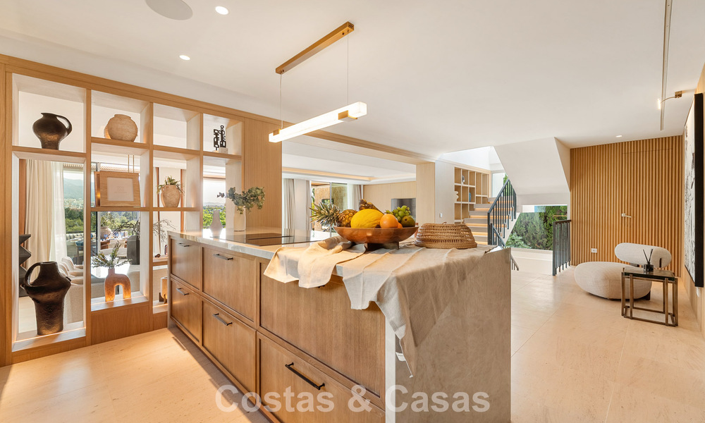 Villa de lujo elegantemente renovada y lista para entrar a vivir en el corazón del Valle del Golf de Nueva Andalucía, Marbella 783172