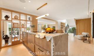 Villa de lujo elegantemente renovada y lista para entrar a vivir en el corazón del Valle del Golf de Nueva Andalucía, Marbella 783172 