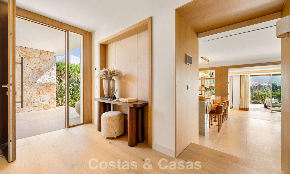 Villa de lujo elegantemente renovada y lista para entrar a vivir en el corazón del Valle del Golf de Nueva Andalucía, Marbella 783173