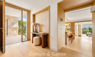 Villa de lujo elegantemente renovada y lista para entrar a vivir en el corazón del Valle del Golf de Nueva Andalucía, Marbella 783173 