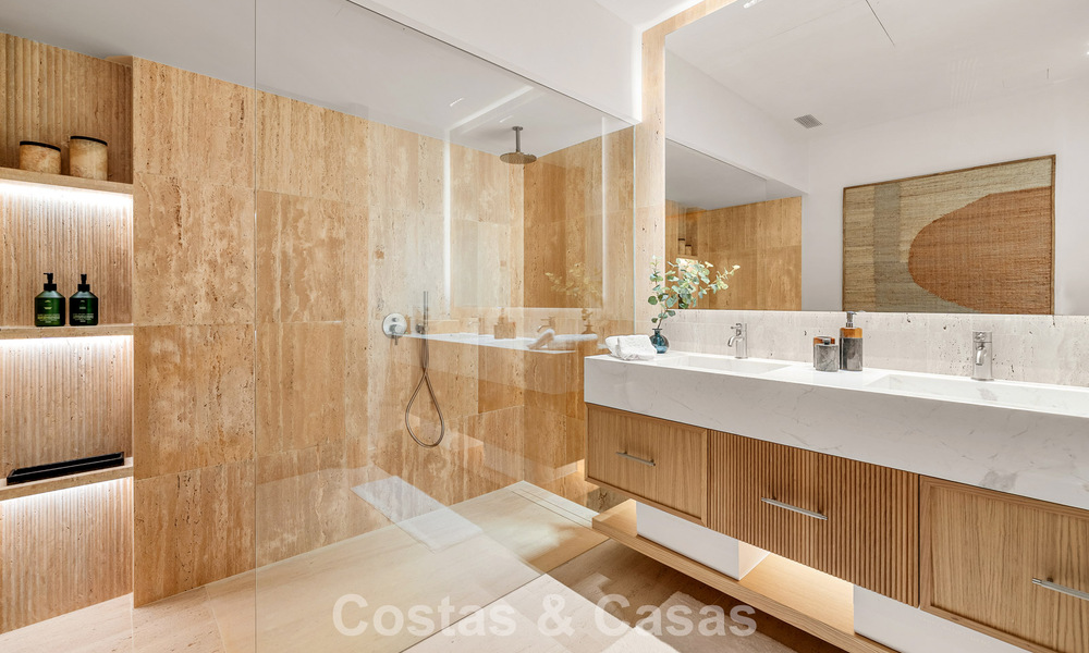 Villa de lujo elegantemente renovada y lista para entrar a vivir en el corazón del Valle del Golf de Nueva Andalucía, Marbella 783174