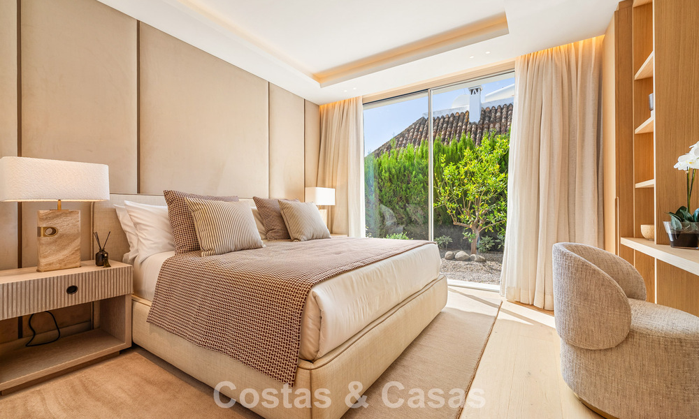 Villa de lujo elegantemente renovada y lista para entrar a vivir en el corazón del Valle del Golf de Nueva Andalucía, Marbella 783175
