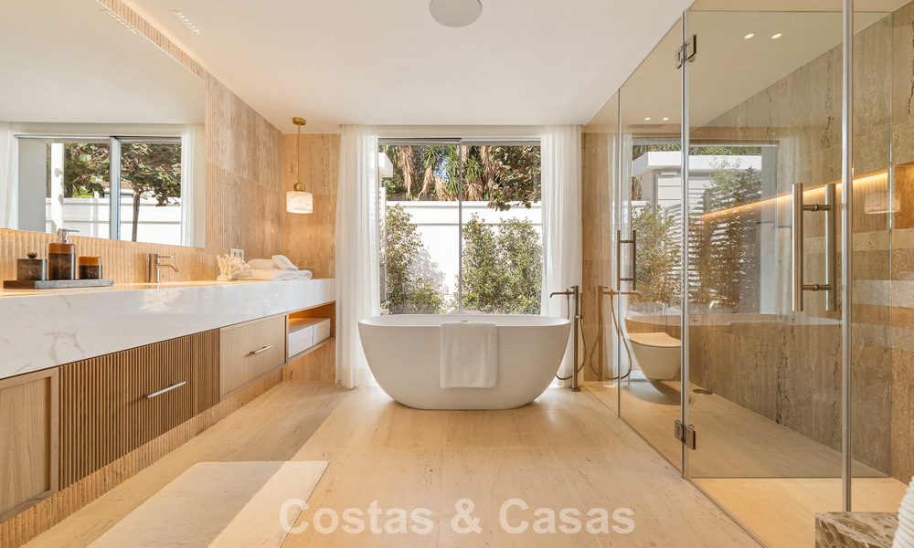 Villa de lujo elegantemente renovada y lista para entrar a vivir en el corazón del Valle del Golf de Nueva Andalucía, Marbella 783178