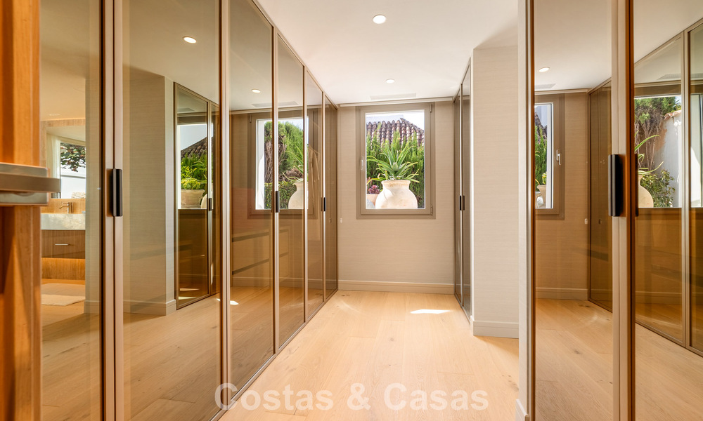 Villa de lujo elegantemente renovada y lista para entrar a vivir en el corazón del Valle del Golf de Nueva Andalucía, Marbella 783179